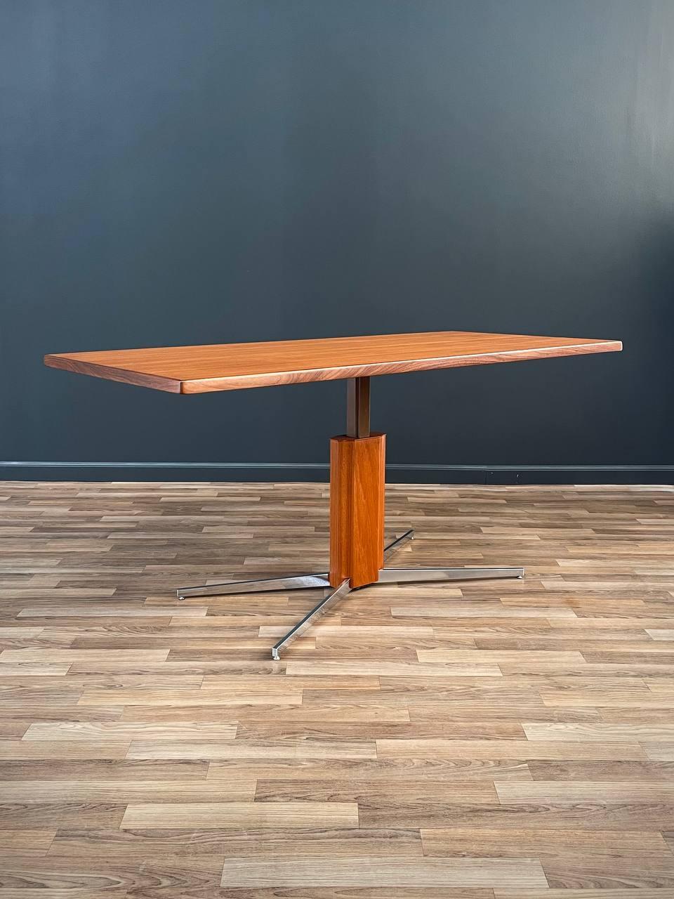 Neu lackiert - Dänischer moderner verstellbarer Tisch / Schreibtisch aus Teakholz und Stahl (Moderne der Mitte des Jahrhunderts) im Angebot