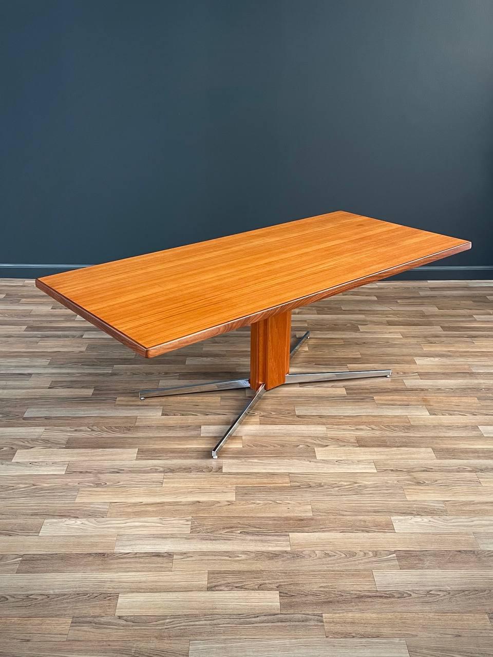 Danois Table/bureau moderne danois réglable en teck et acier récemment restaurée en vente