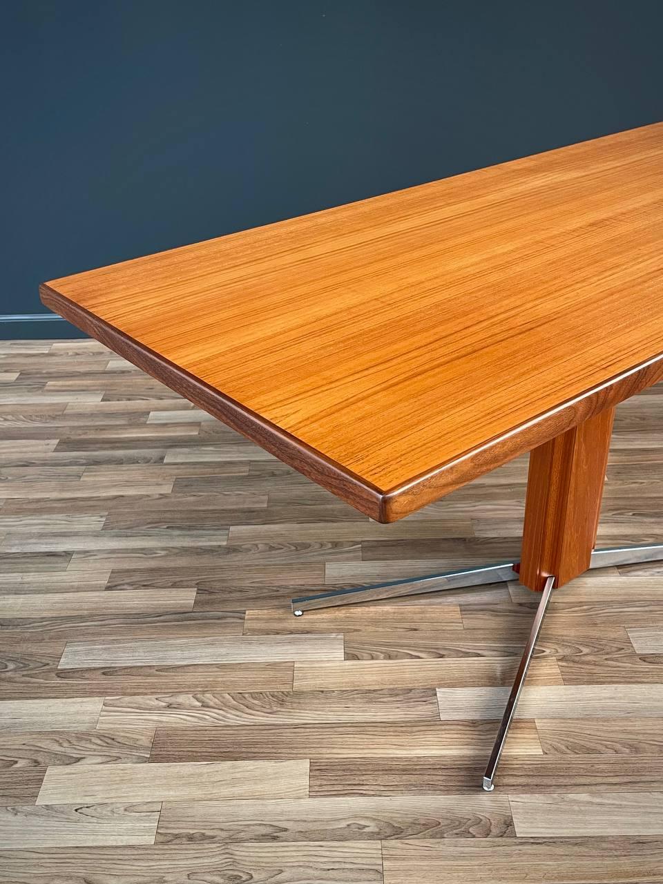 Table/bureau moderne danois réglable en teck et acier récemment restaurée Excellent état - En vente à Los Angeles, CA