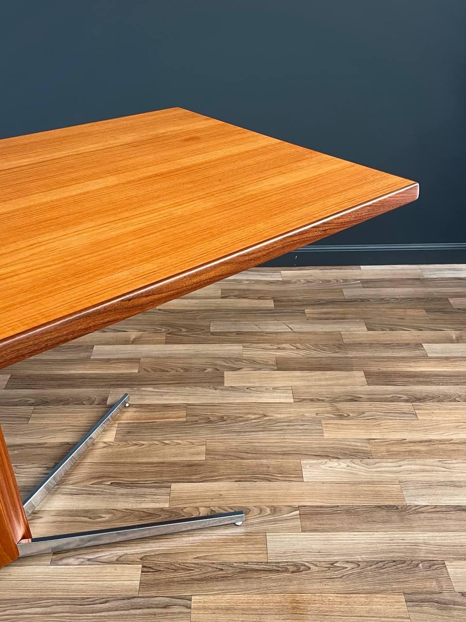 Milieu du XXe siècle Table/bureau moderne danois réglable en teck et acier récemment restaurée en vente