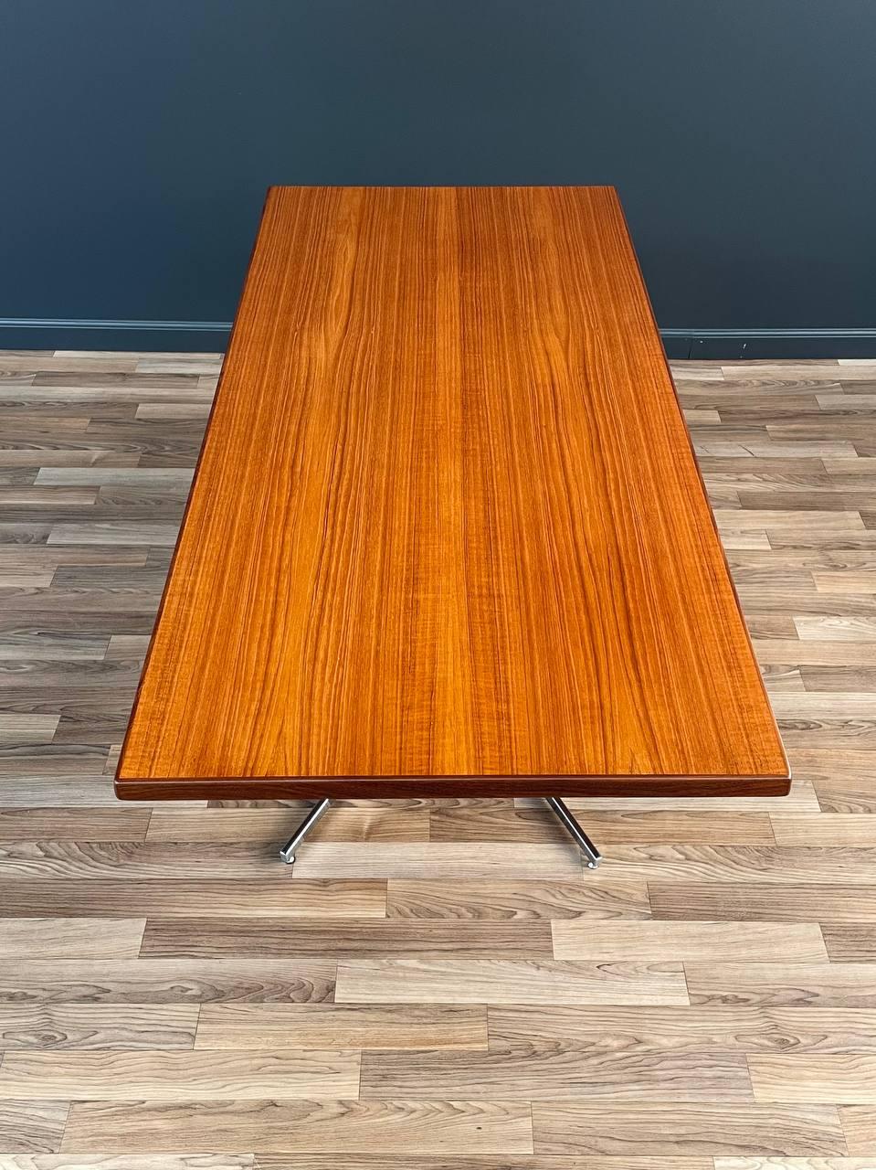 Teck Table/bureau moderne danois réglable en teck et acier récemment restaurée en vente