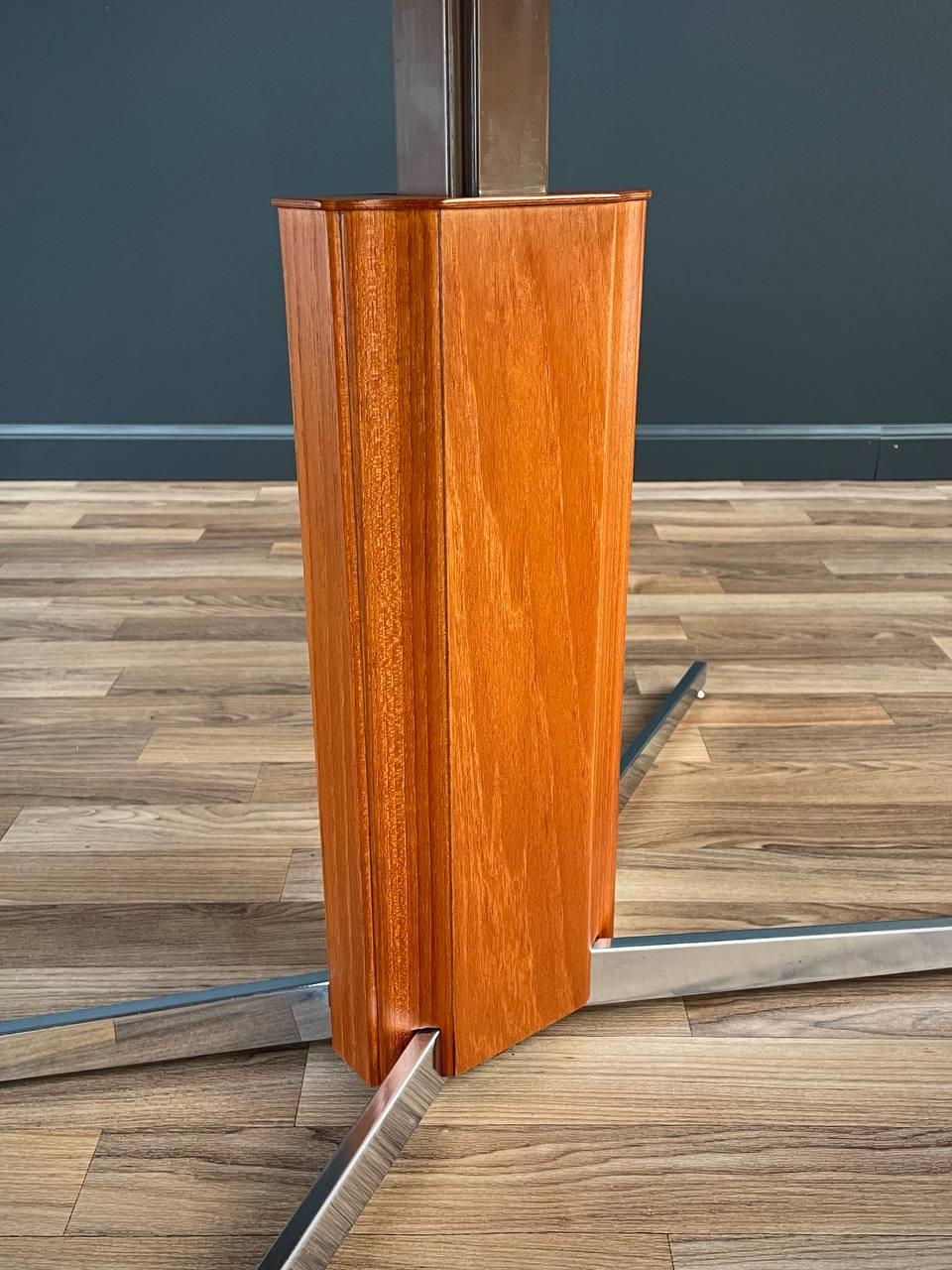 Table/bureau moderne danois réglable en teck et acier récemment restaurée en vente 1