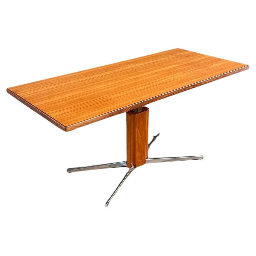 Neu lackiert - Dänischer moderner verstellbarer Tisch / Schreibtisch aus Teakholz und Stahl im Angebot
