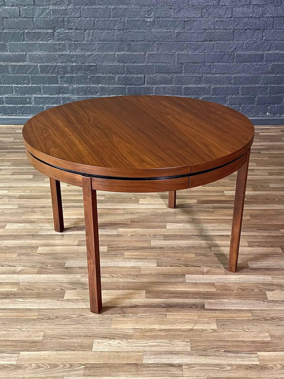 Mid-Century moderno Newly Refinished - Expanding Merton Gershun “Esprit” Walnut Dining Table in vendita