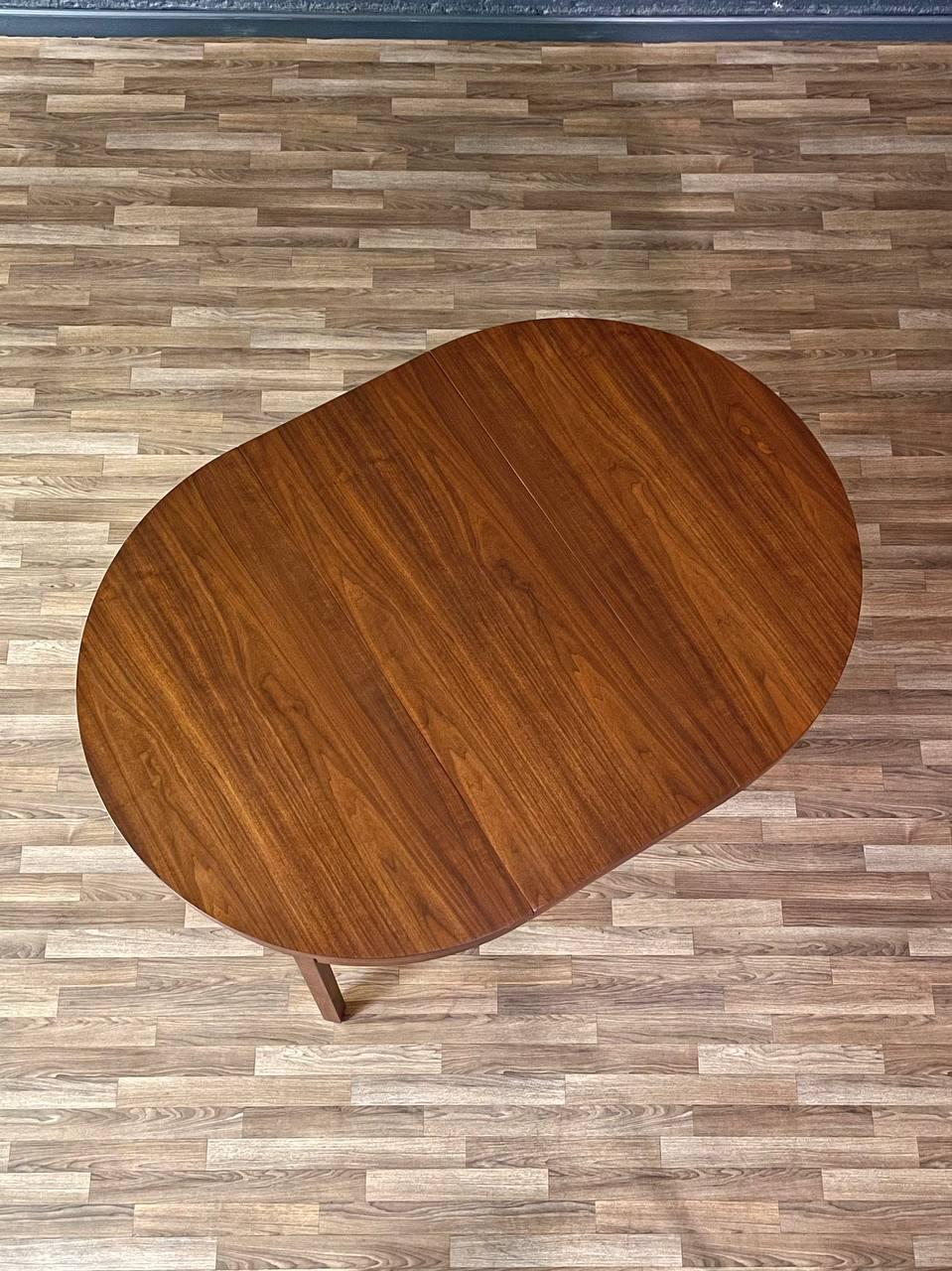 Americano Newly Refinished - Expanding Merton Gershun “Esprit” Walnut Dining Table in vendita