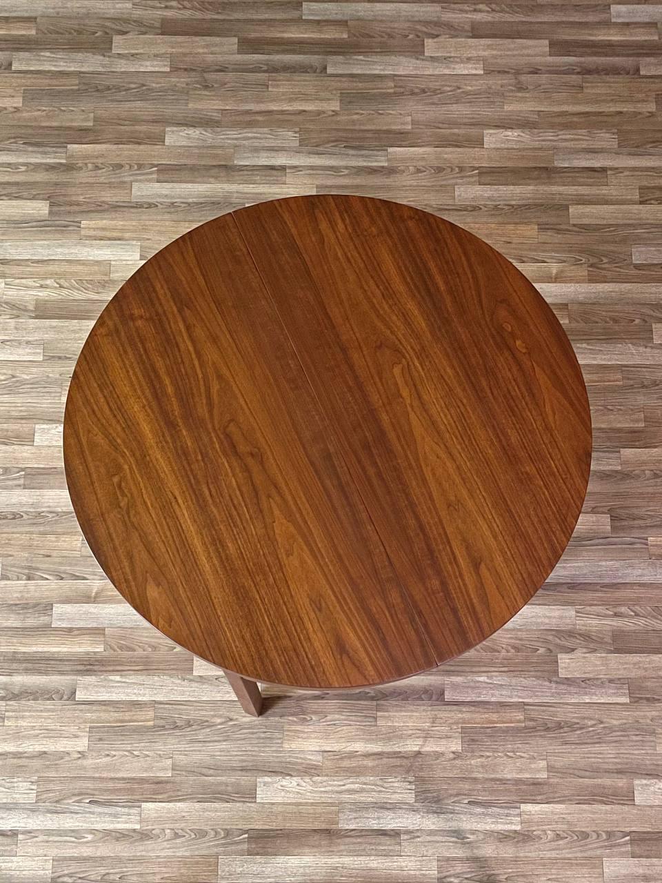 Newly Refinished - Expanding Merton Gershun “Esprit” Walnut Dining Table In condizioni ottime in vendita a Los Angeles, CA