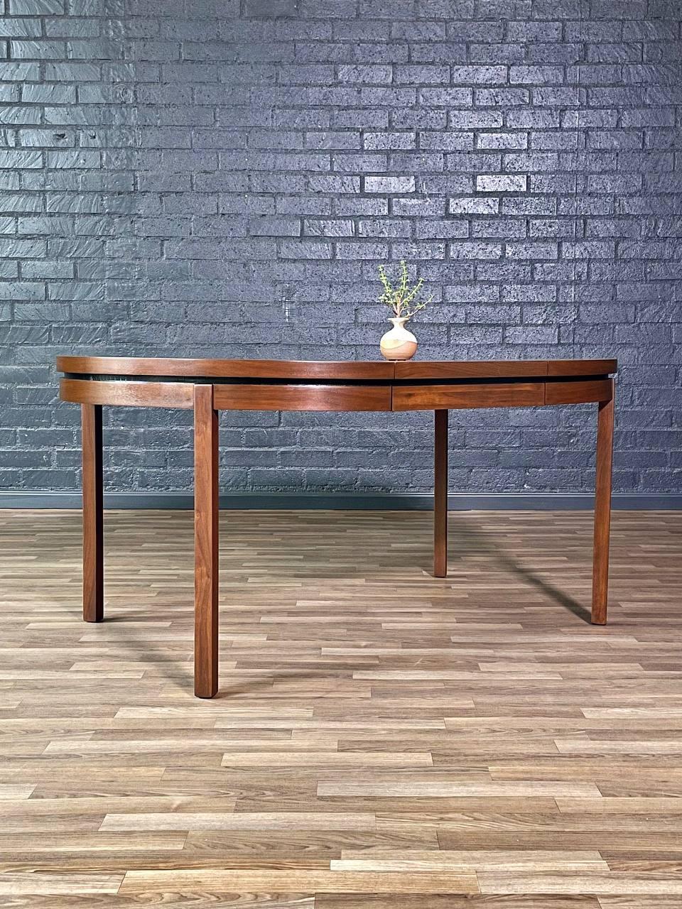 Fine XX secolo Newly Refinished - Expanding Merton Gershun “Esprit” Walnut Dining Table in vendita