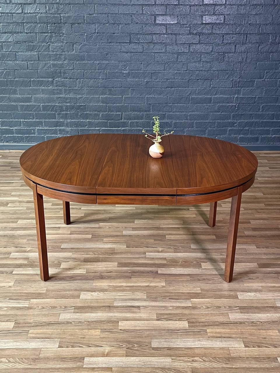 Noce Newly Refinished - Expanding Merton Gershun “Esprit” Walnut Dining Table in vendita
