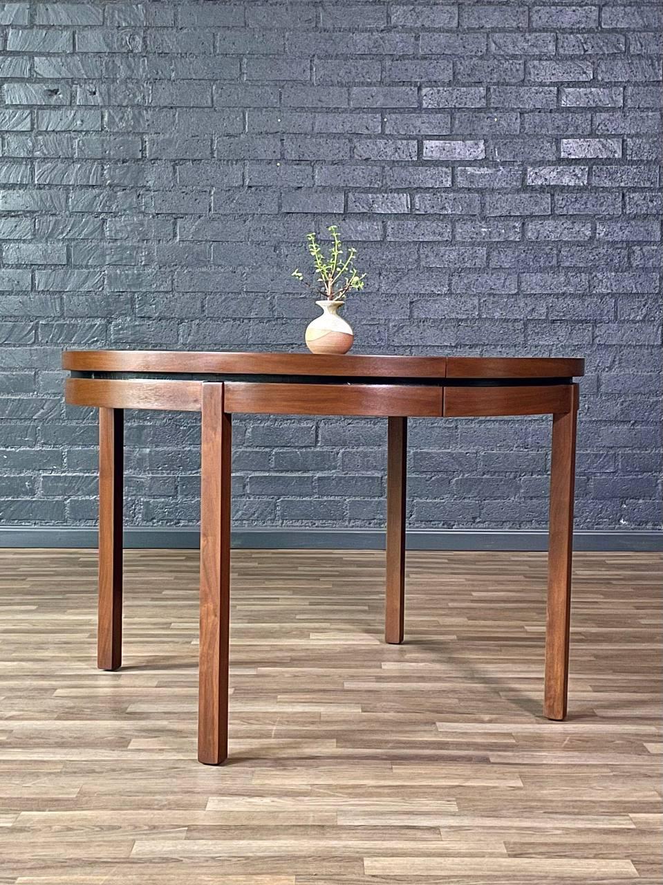 Newly Refinished - Expanding Merton Gershun “Esprit” Walnut Dining Table in vendita 1
