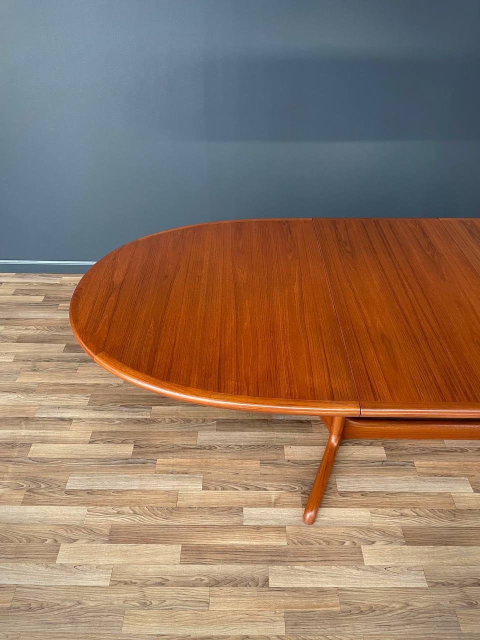Newly Refinished - Expanding Mid-Century Danish Pedestal Teak Dining Table In Excellent Condition In Los Angeles, CA