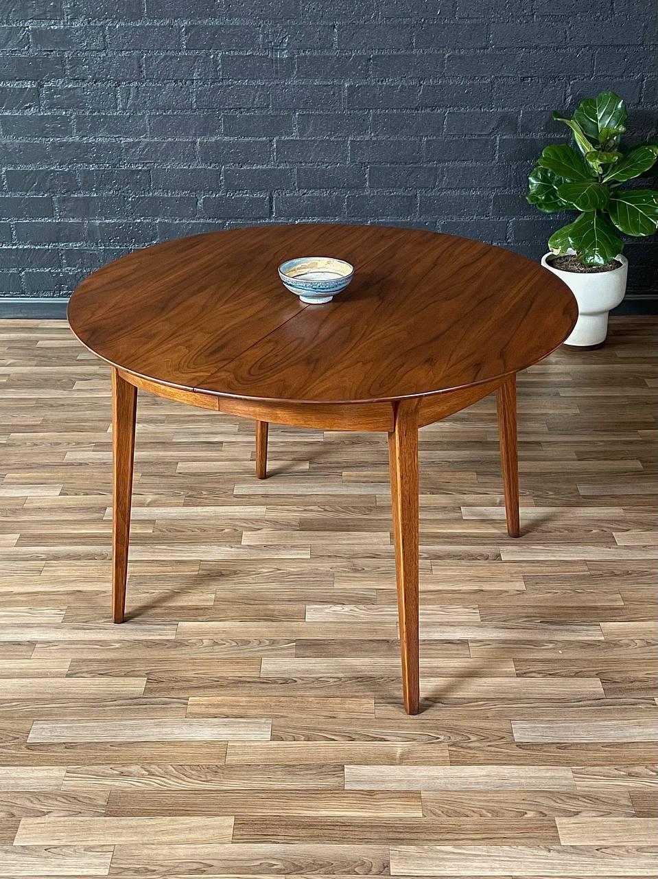 Mid-Century Modern Nouvellement repeinte - Table de salle à manger ronde à profil extensible The Moderns Modernity en vente