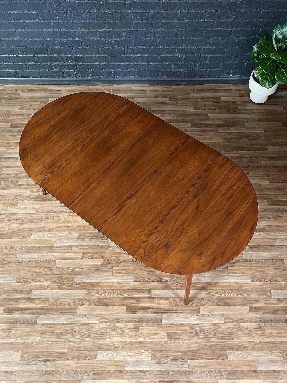 Américain Nouvellement repeinte - Table de salle à manger ronde à profil extensible The Moderns Modernity en vente
