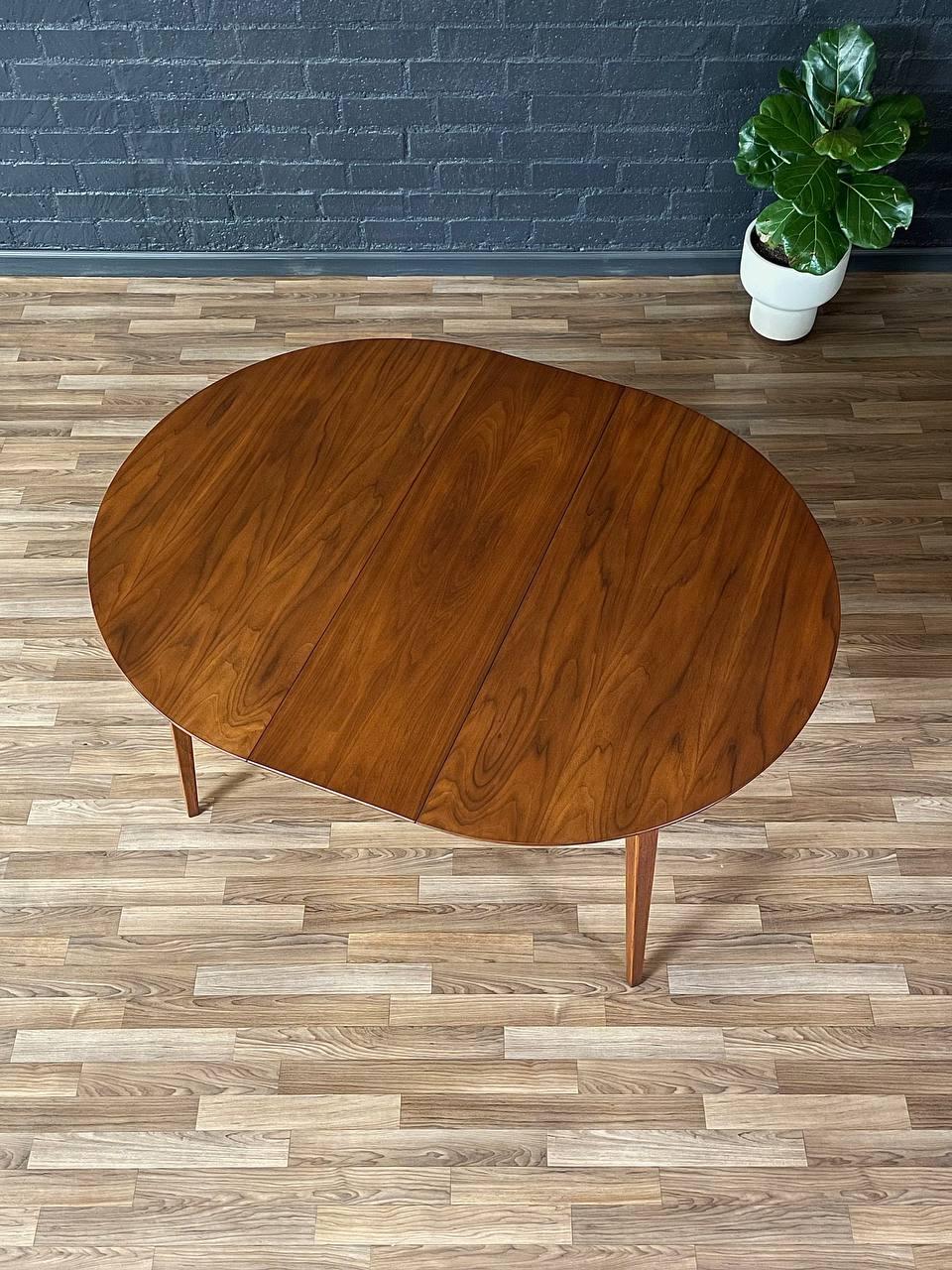 Nouvellement repeinte - Table de salle à manger ronde à profil extensible The Moderns Modernity Excellent état - En vente à Los Angeles, CA