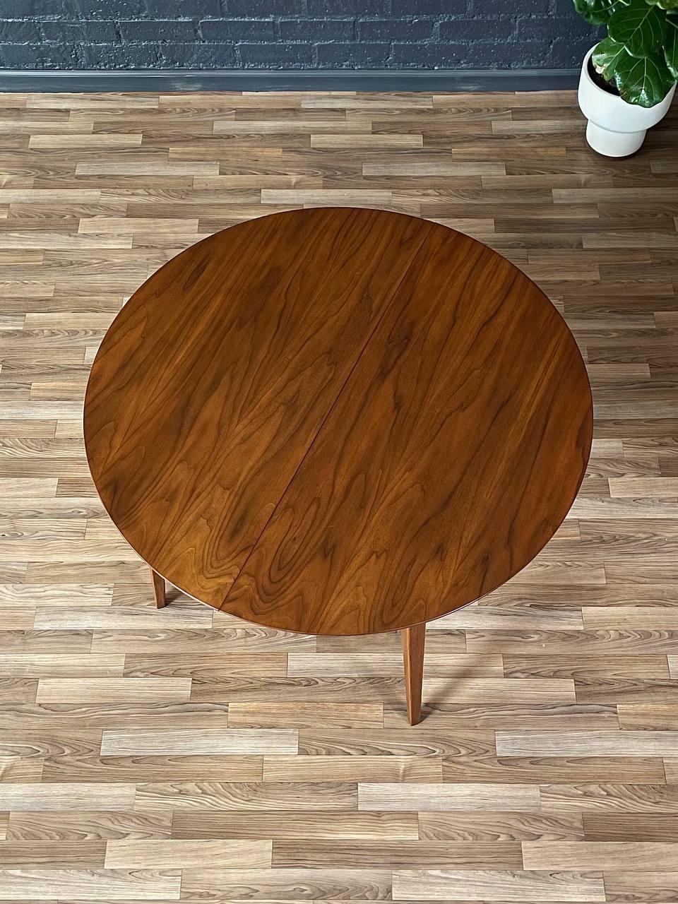 Milieu du XXe siècle Nouvellement repeinte - Table de salle à manger ronde à profil extensible The Moderns Modernity en vente