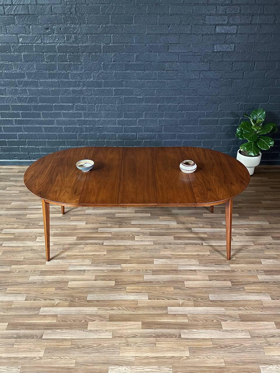 Noyer Nouvellement repeinte - Table de salle à manger ronde à profil extensible The Moderns Modernity en vente