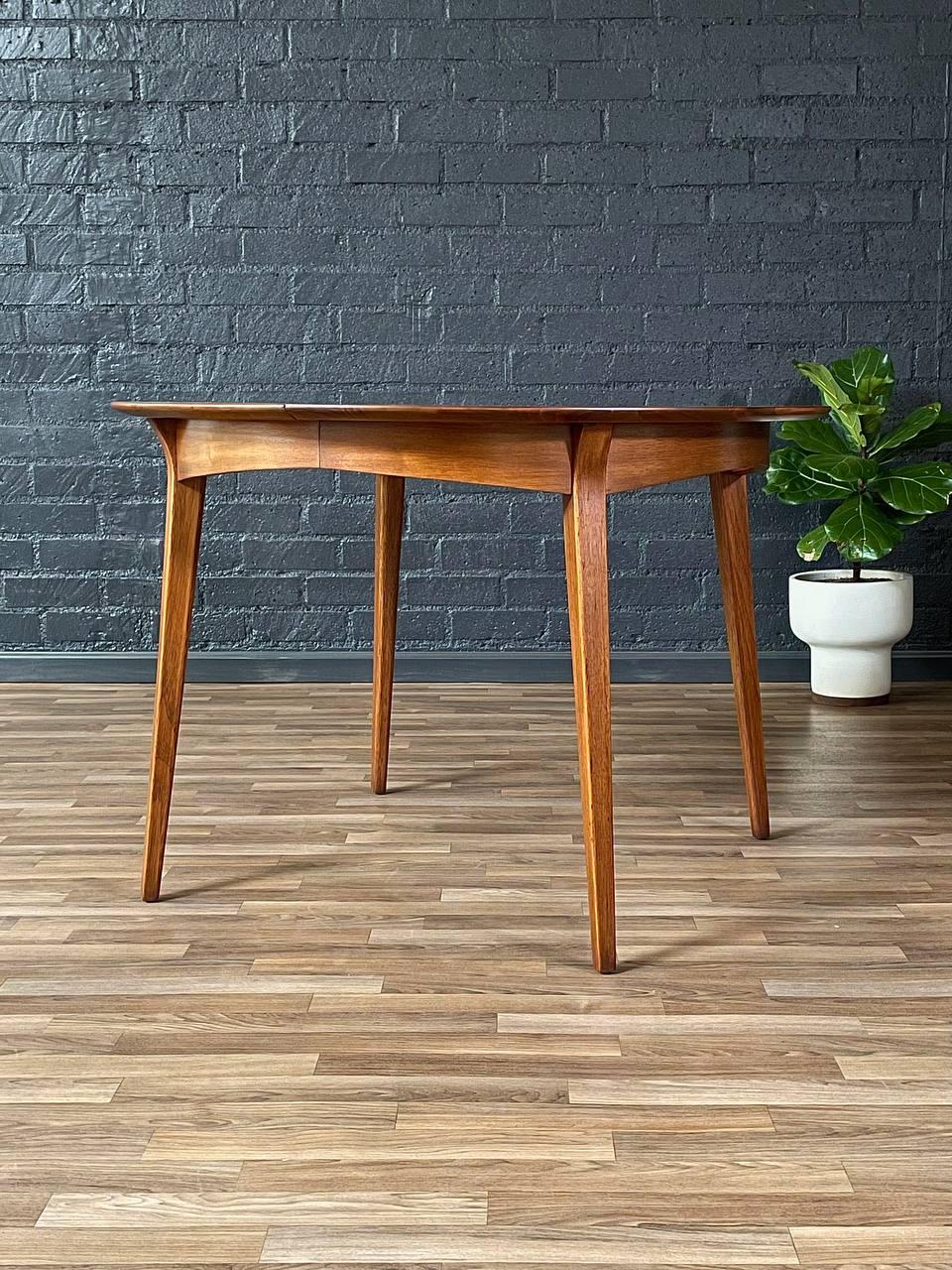 Nouvellement repeinte - Table de salle à manger ronde à profil extensible The Moderns Modernity en vente 1