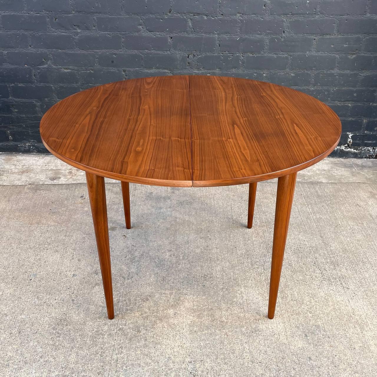 Newly Refinished - Expanding Mid-Century Modern Round Walnut Dining Table In Excellent Condition In Los Angeles, CA