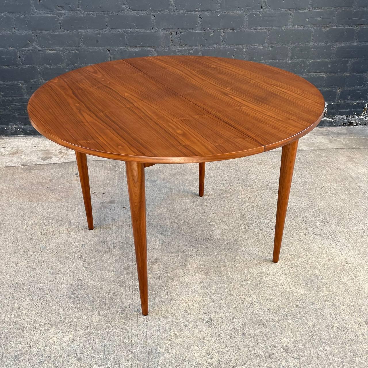 Mid-20th Century Newly Refinished - Expanding Mid-Century Modern Round Walnut Dining Table