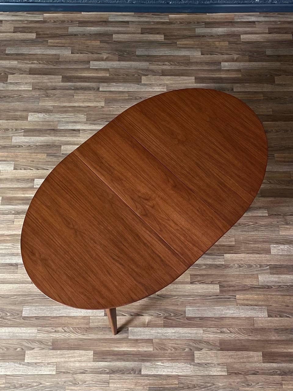 Newly Refinished-Expanding Mid-Century Modern Sculpted Floating Top Dining Table In Excellent Condition For Sale In Los Angeles, CA