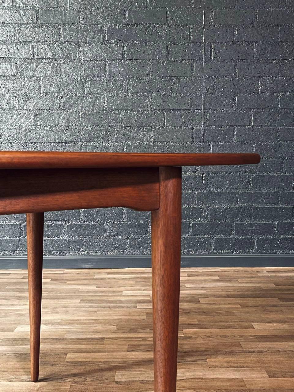Newly Refinished - Expanding Mid-Century Modern Walnut Dining Table For Sale 5