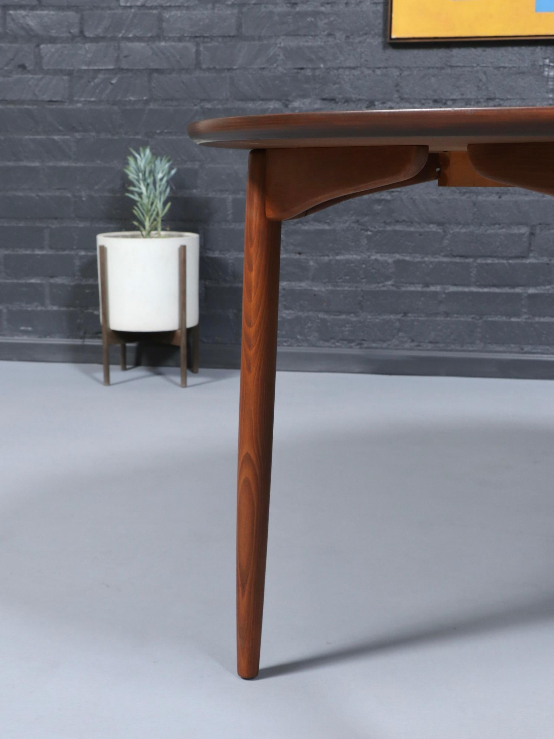 Newly Refinished - Expanding Mid-Century Modern Walnut Dining Table en vente 4