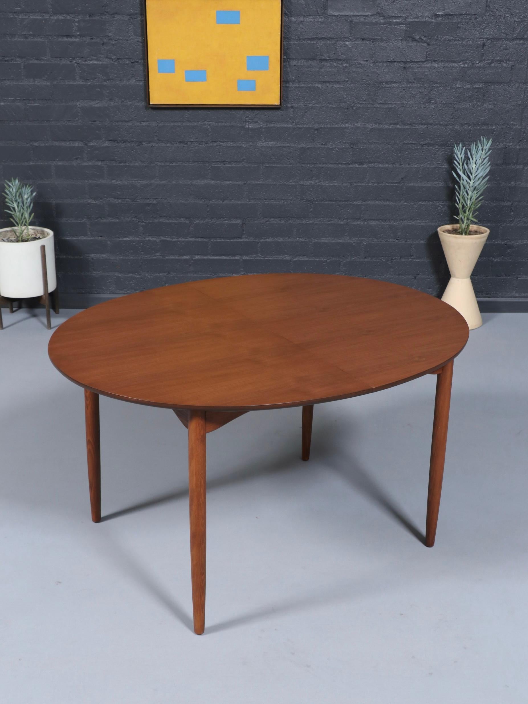 Américain Newly Refinished - Expanding Mid-Century Modern Walnut Dining Table en vente