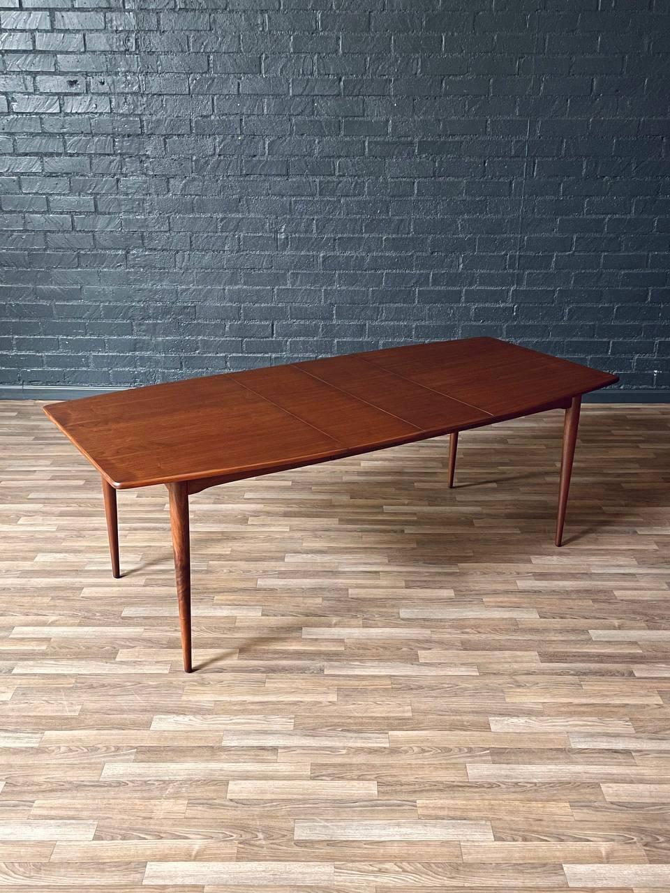 Newly Refinished - Expanding Mid-Century Modern Walnut Dining Table In Excellent Condition For Sale In Los Angeles, CA