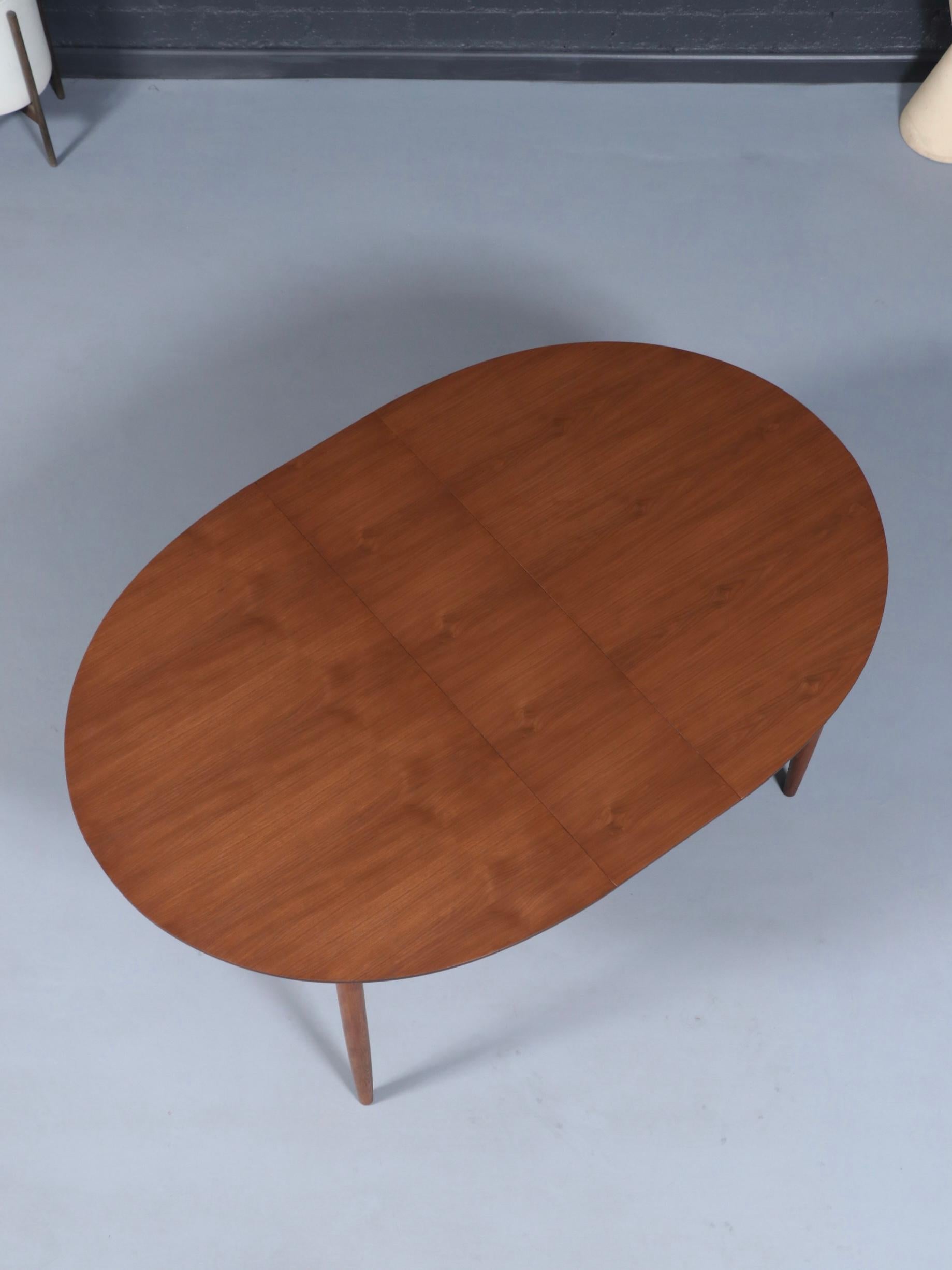 Newly Refinished - Expanding Mid-Century Modern Walnut Dining Table Excellent état - En vente à Los Angeles, CA