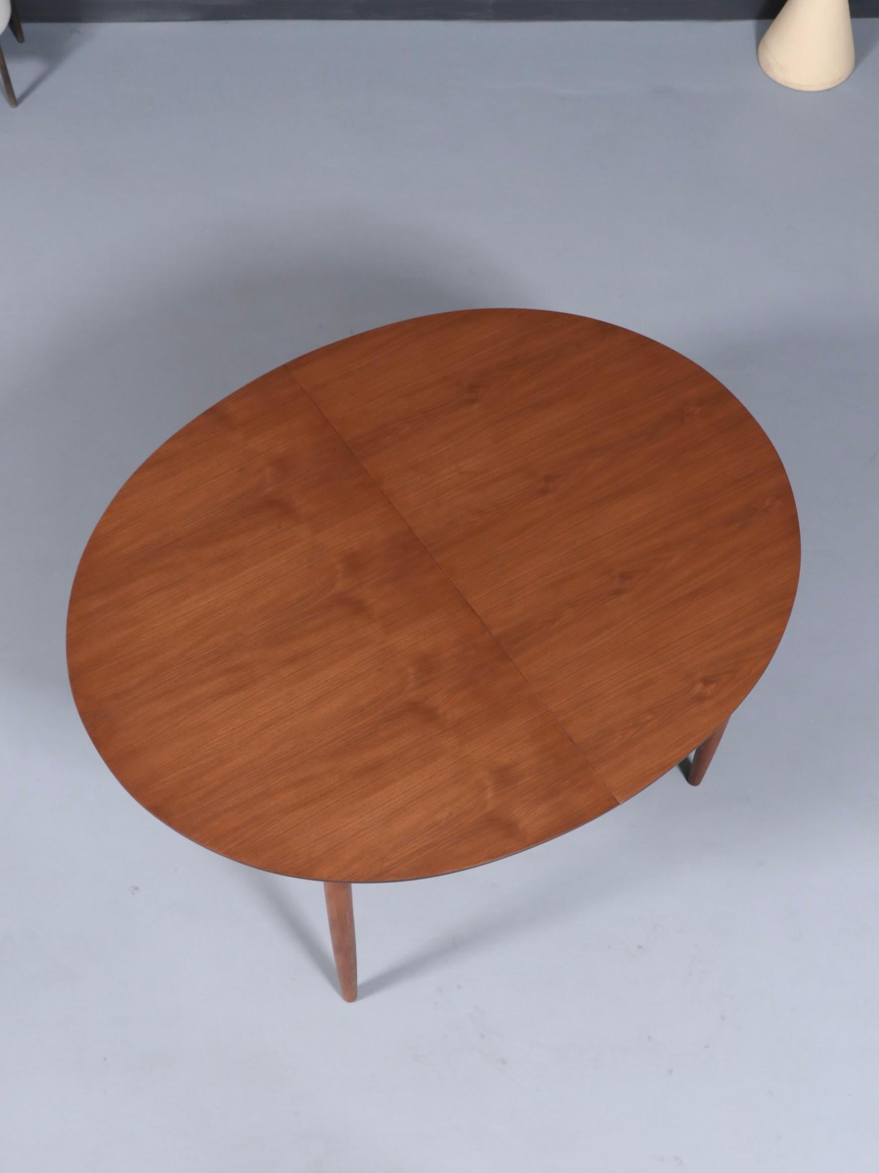 Milieu du XXe siècle Newly Refinished - Expanding Mid-Century Modern Walnut Dining Table en vente