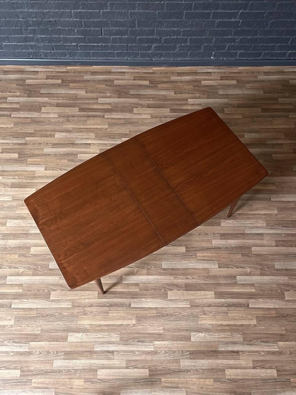 Newly Refinished - Expanding Mid-Century Modern Walnut Dining Table For Sale 1