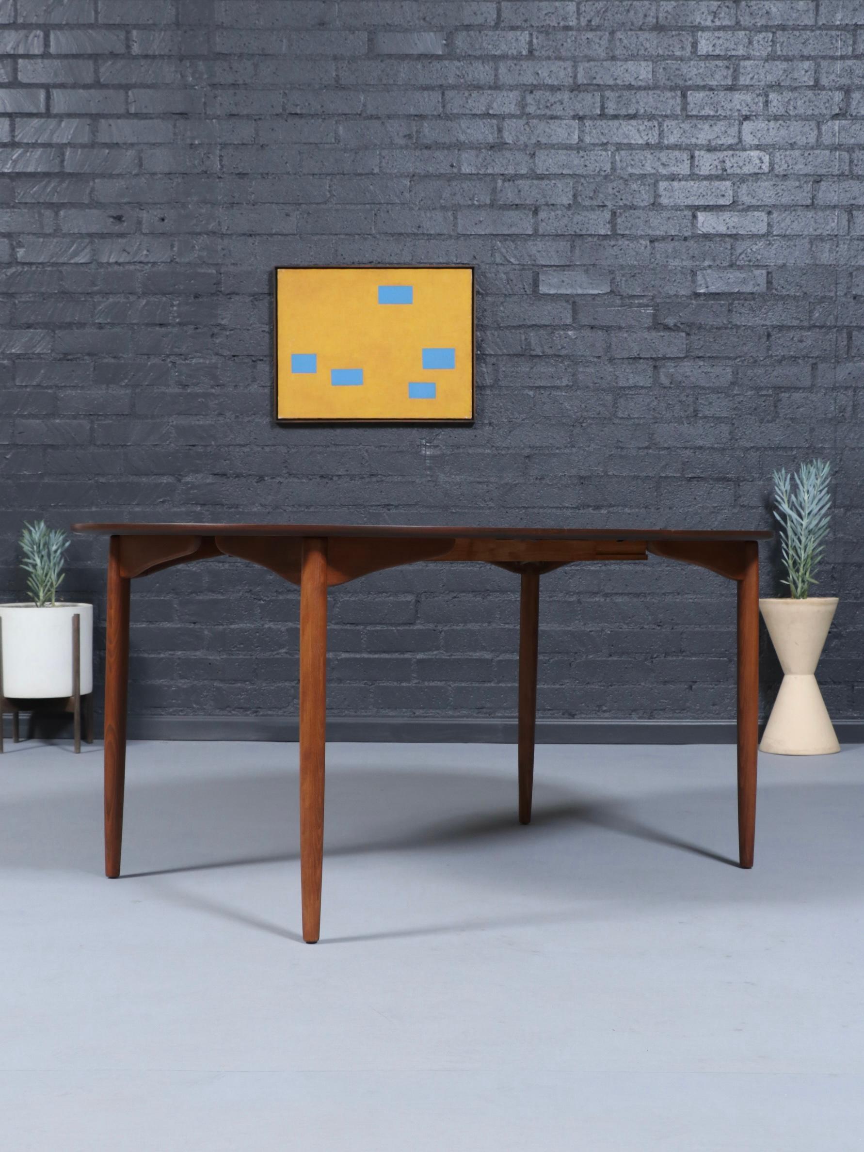 Noyer Newly Refinished - Expanding Mid-Century Modern Walnut Dining Table en vente