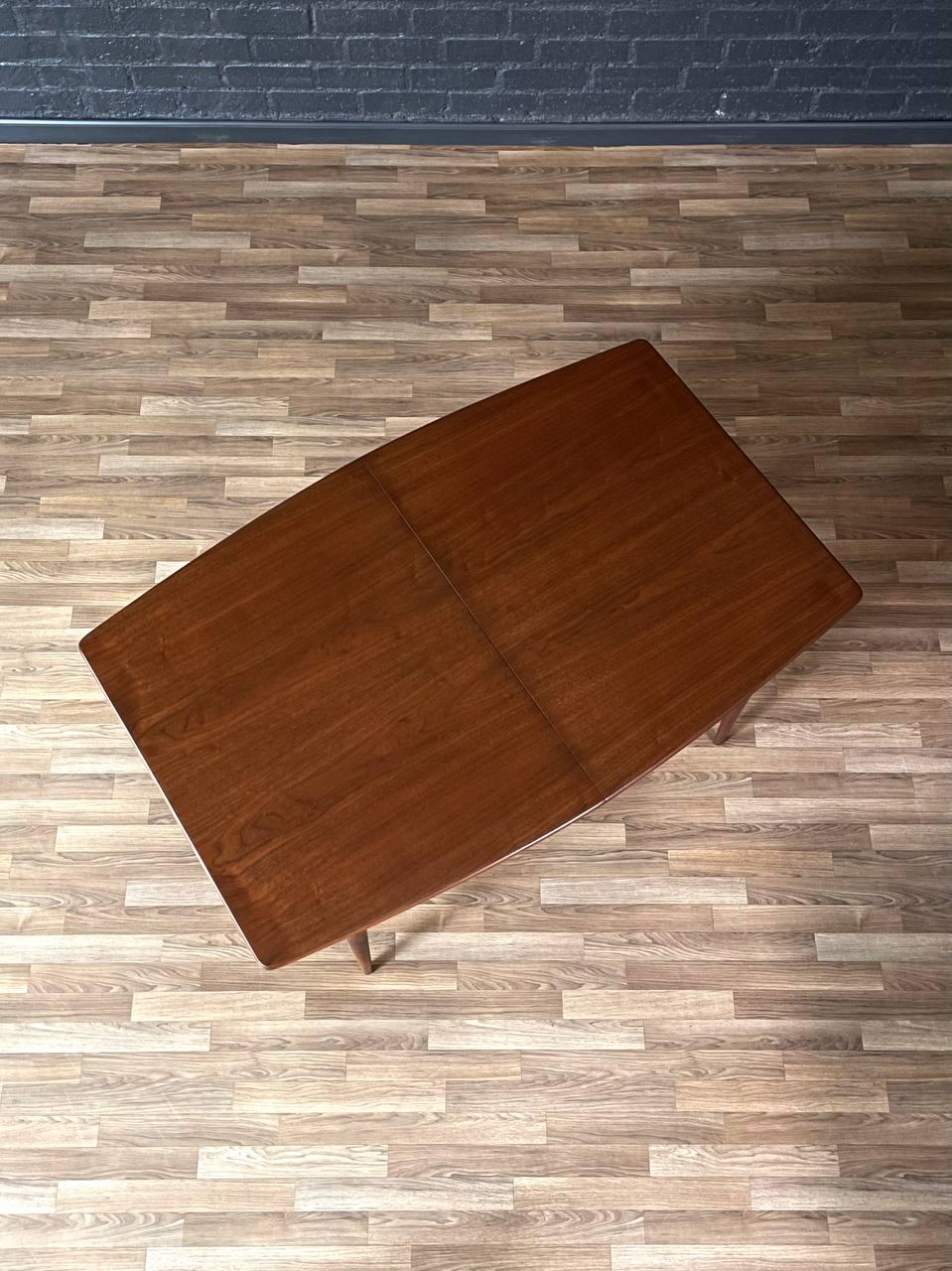 Newly Refinished - Expanding Mid-Century Modern Walnut Dining Table For Sale 2