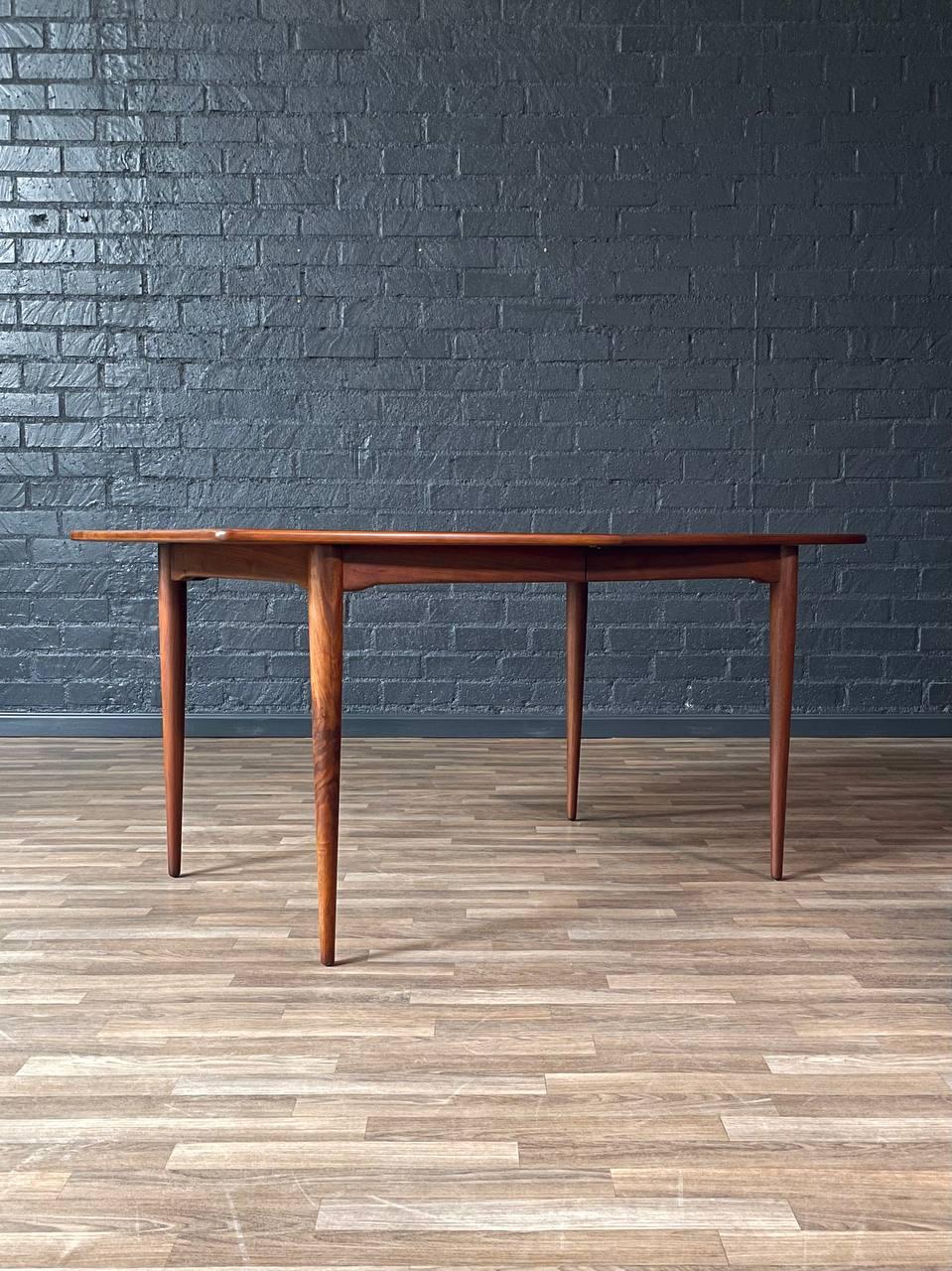 Newly Refinished - Expanding Mid-Century Modern Walnut Dining Table For Sale 3