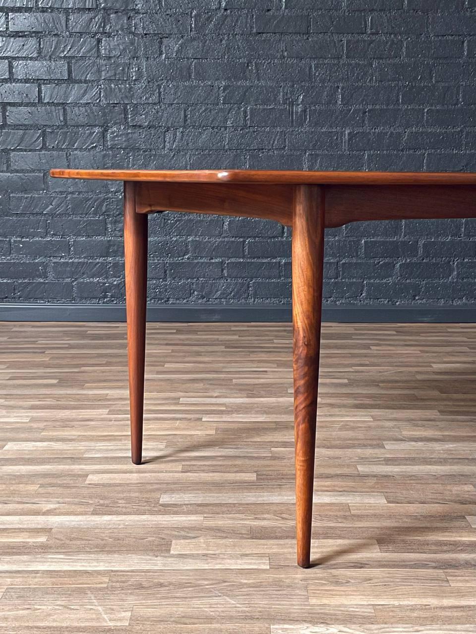 Newly Refinished - Expanding Mid-Century Modern Walnut Dining Table For Sale 4