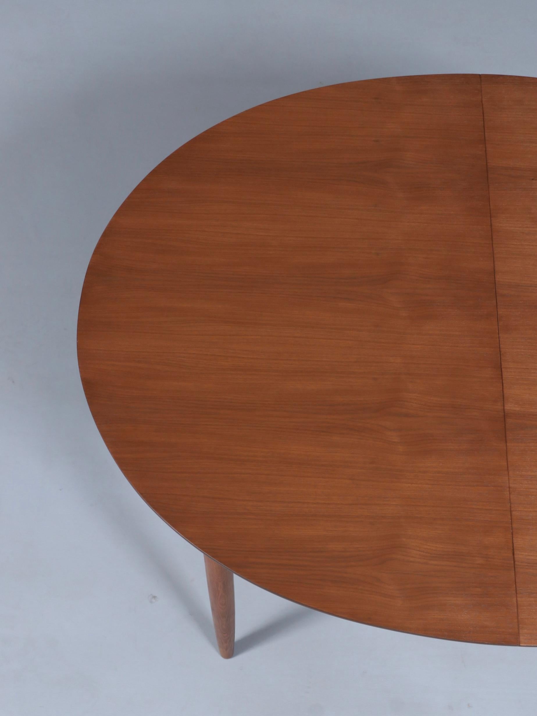 Newly Refinished - Expanding Mid-Century Modern Walnut Dining Table en vente 3