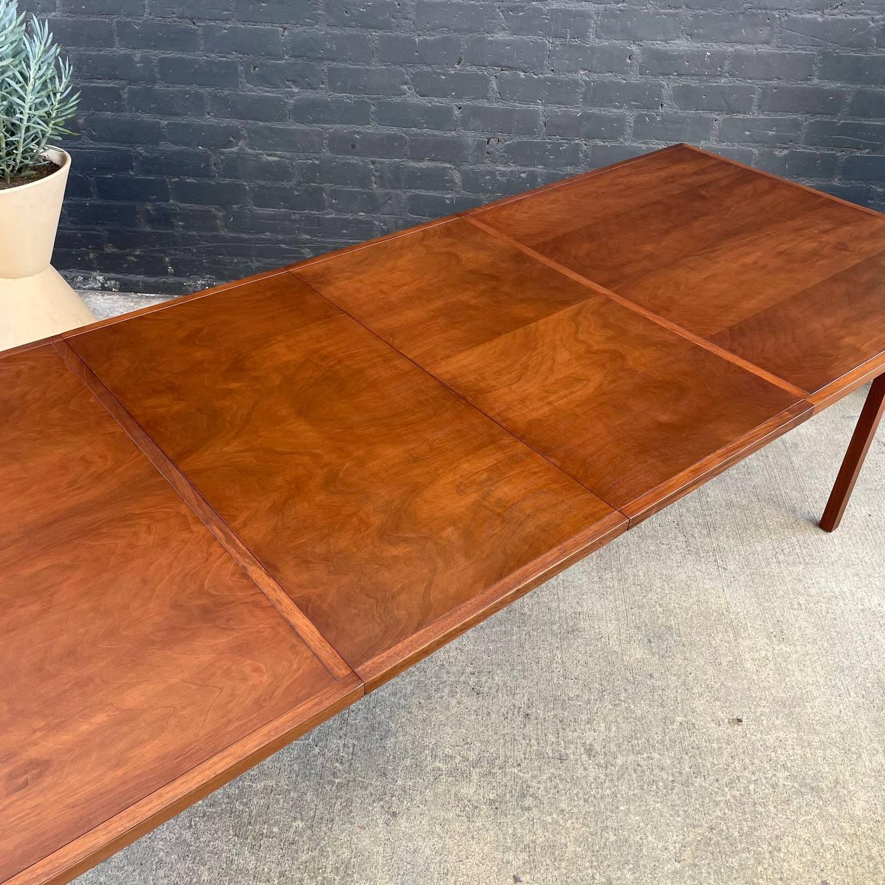 Newly Refinished Expanding Mid-Century Modern Walnut Dining Table, Milo Baughman In Excellent Condition In Los Angeles, CA