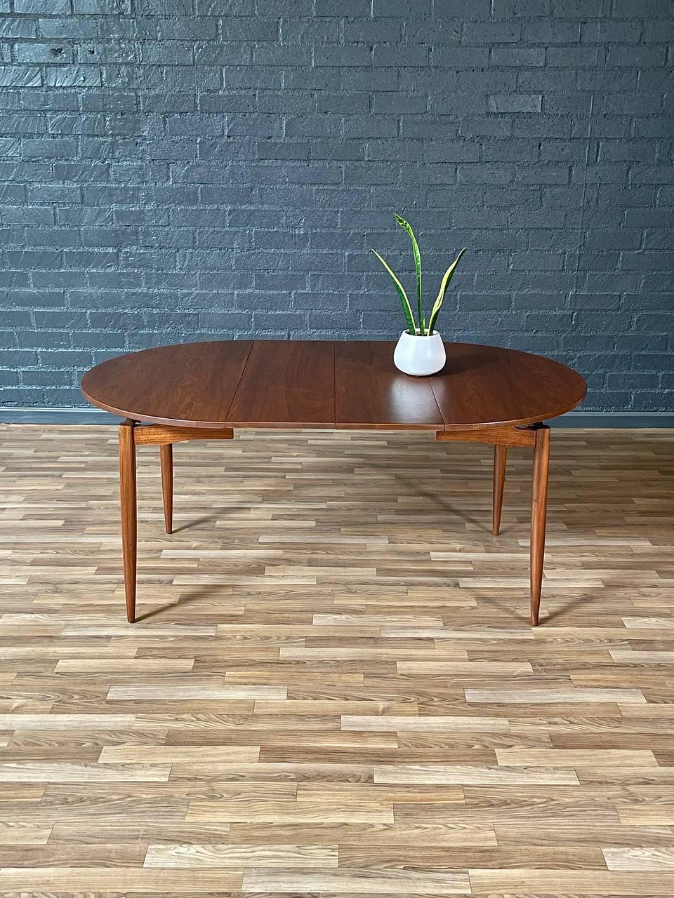 Newly Refinished - Expanding Mid-Century Modern Walnut Floating Top Dining Table In Excellent Condition In Los Angeles, CA