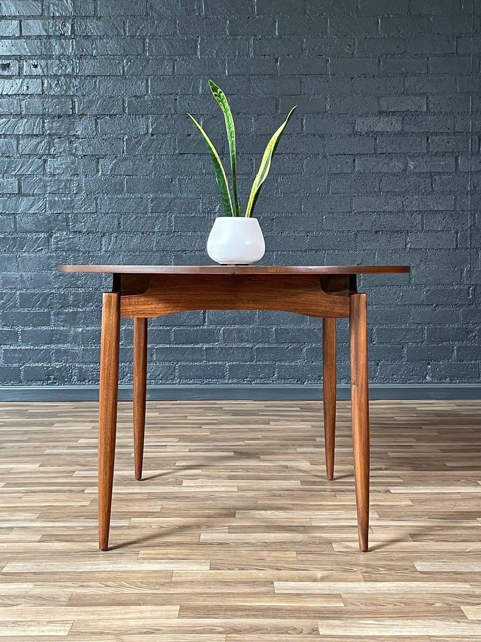 Mid-20th Century Newly Refinished - Expanding Mid-Century Modern Walnut Floating Top Dining Table
