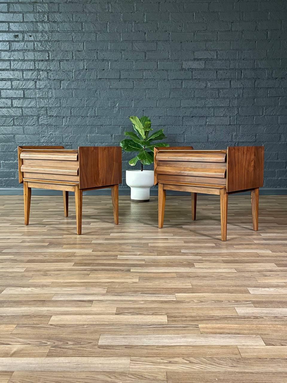 Condition: Expertly Refinished 

With over 15 years of experience, our workshop has followed a careful process of restoration, showcasing our passion and creativity for vintage designs that can seamlessly be incorporated with many interior decors.