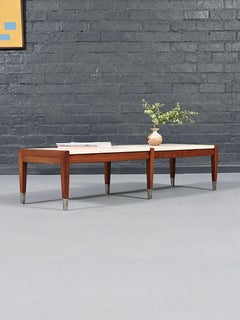 Table basse à plateau en travertin italien et noyer, nouvellement restaurée, par Sligh Lowry