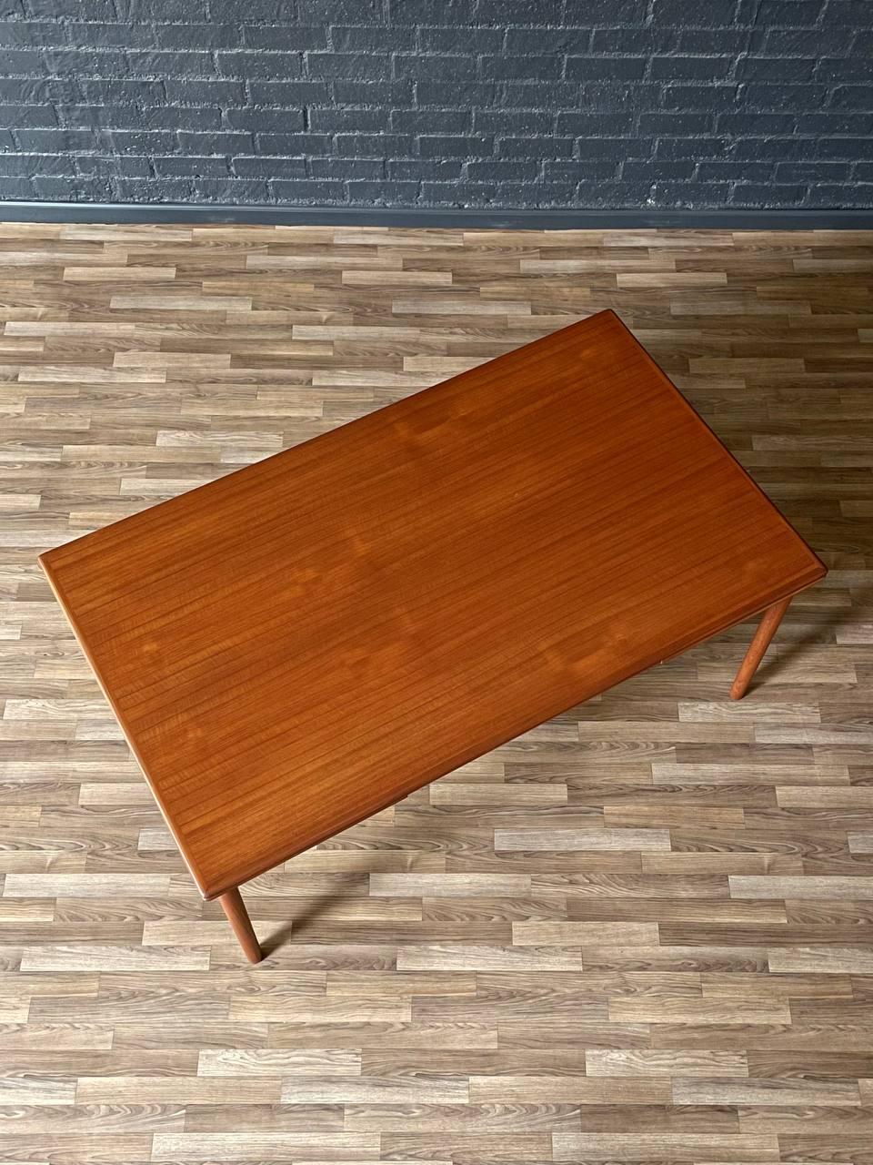 Newly Refinished - Large Danish Modern Expanding Draw-Leaf Dining Table In Excellent Condition For Sale In Los Angeles, CA