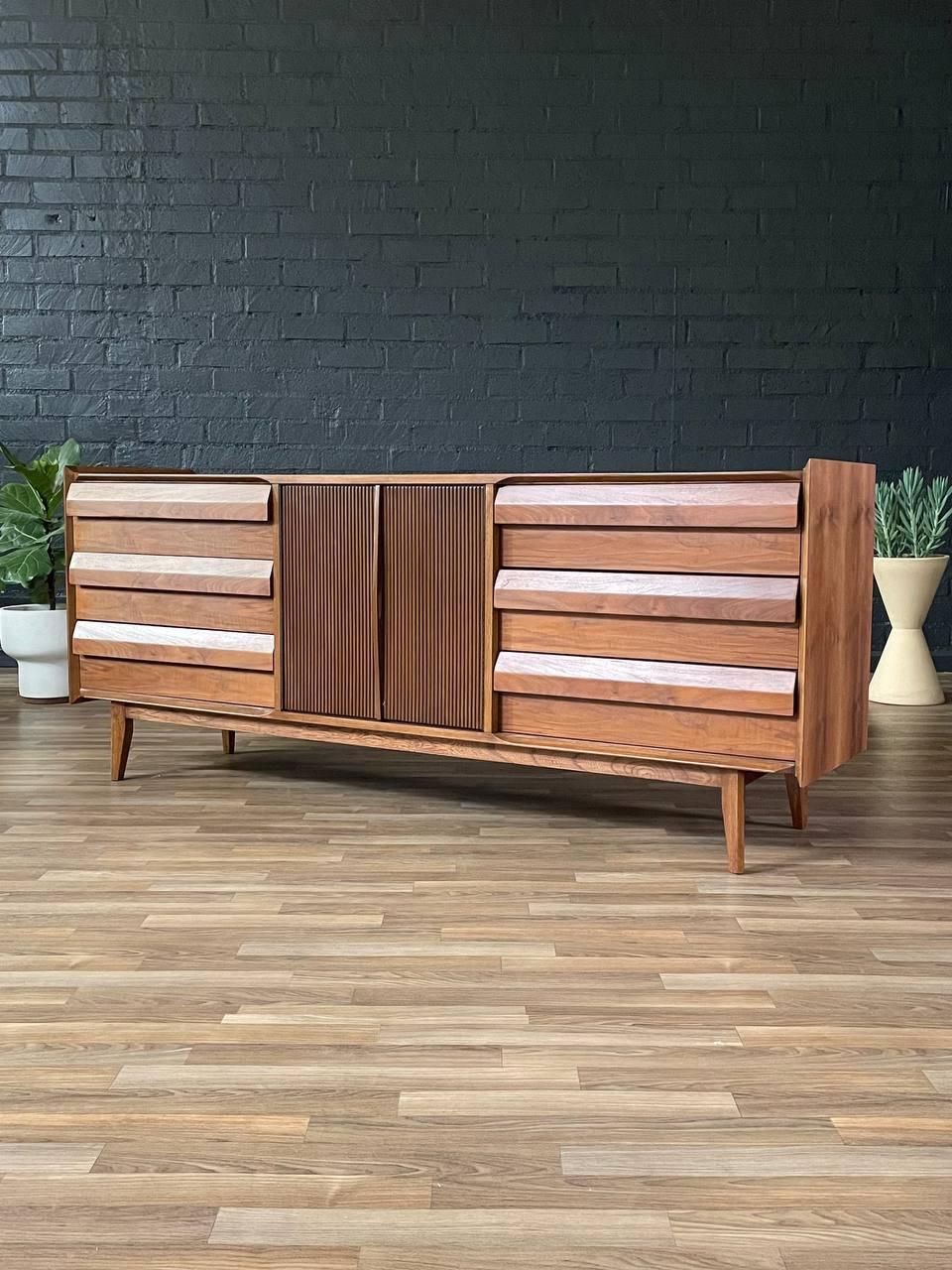 Condition: Expertly Refinished

With over 15 years of experience, our workshop has followed a careful process of restoration, showcasing our passion and creativity for vintage designs that can seamlessly be incorporated with many interior decors.