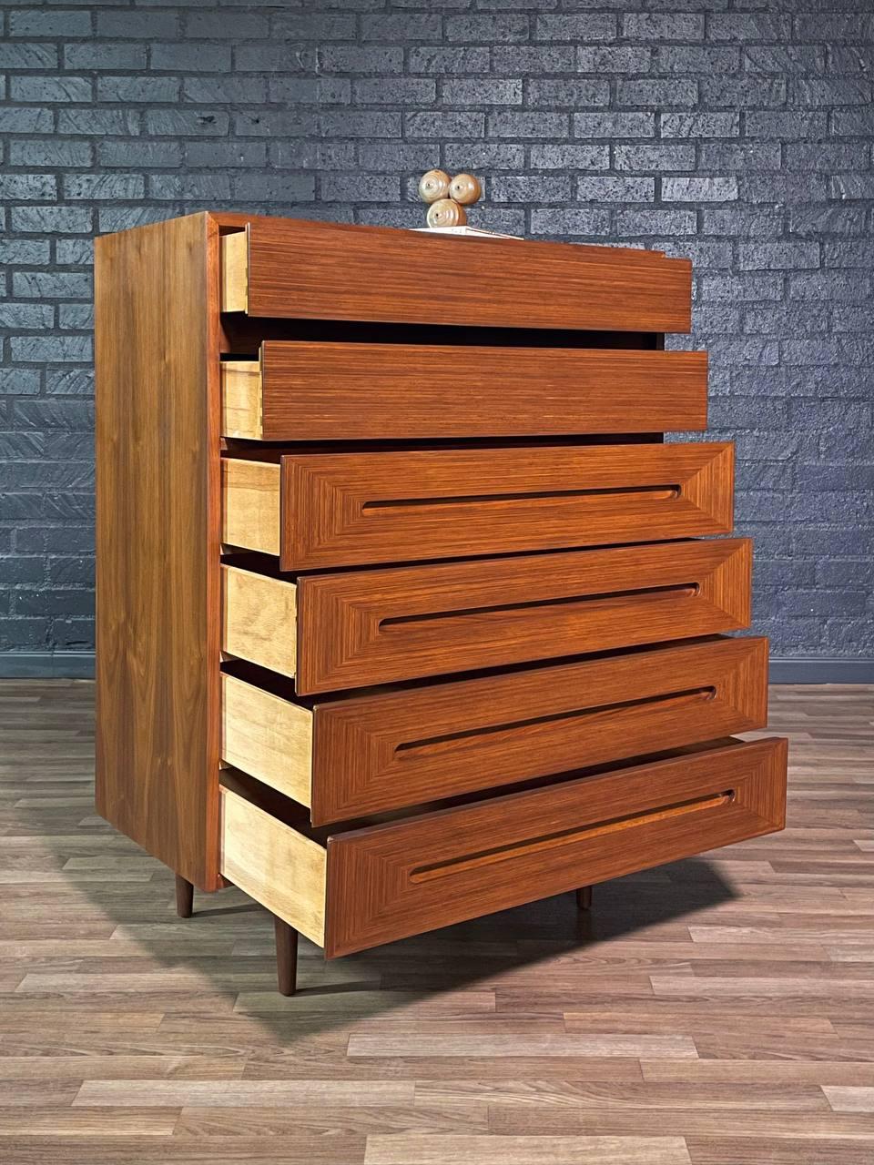 Mid-Century moderno Appena rifinito - Comò Highboy in noce Merton Gershun in vendita