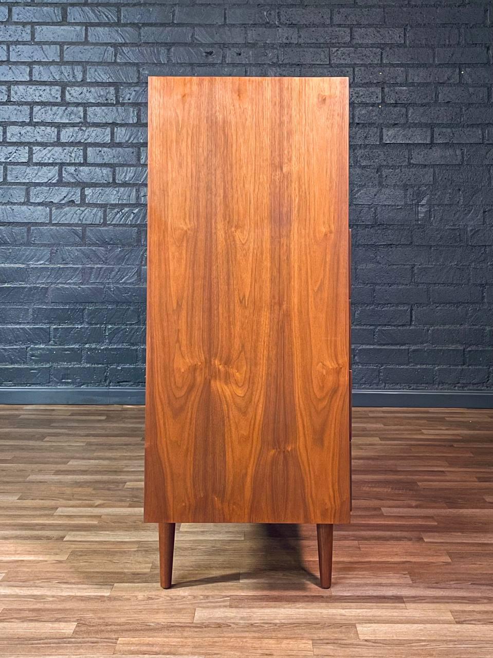 Americano Appena rifinito - Comò Highboy in noce Merton Gershun in vendita