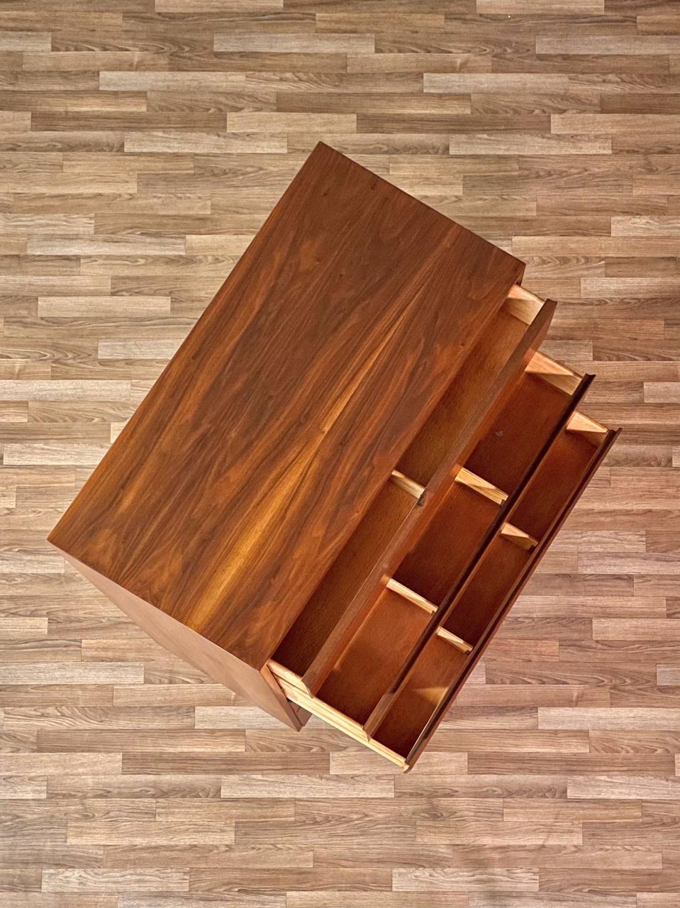 Appena rifinito - Comò Highboy in noce Merton Gershun In condizioni ottime in vendita a Los Angeles, CA