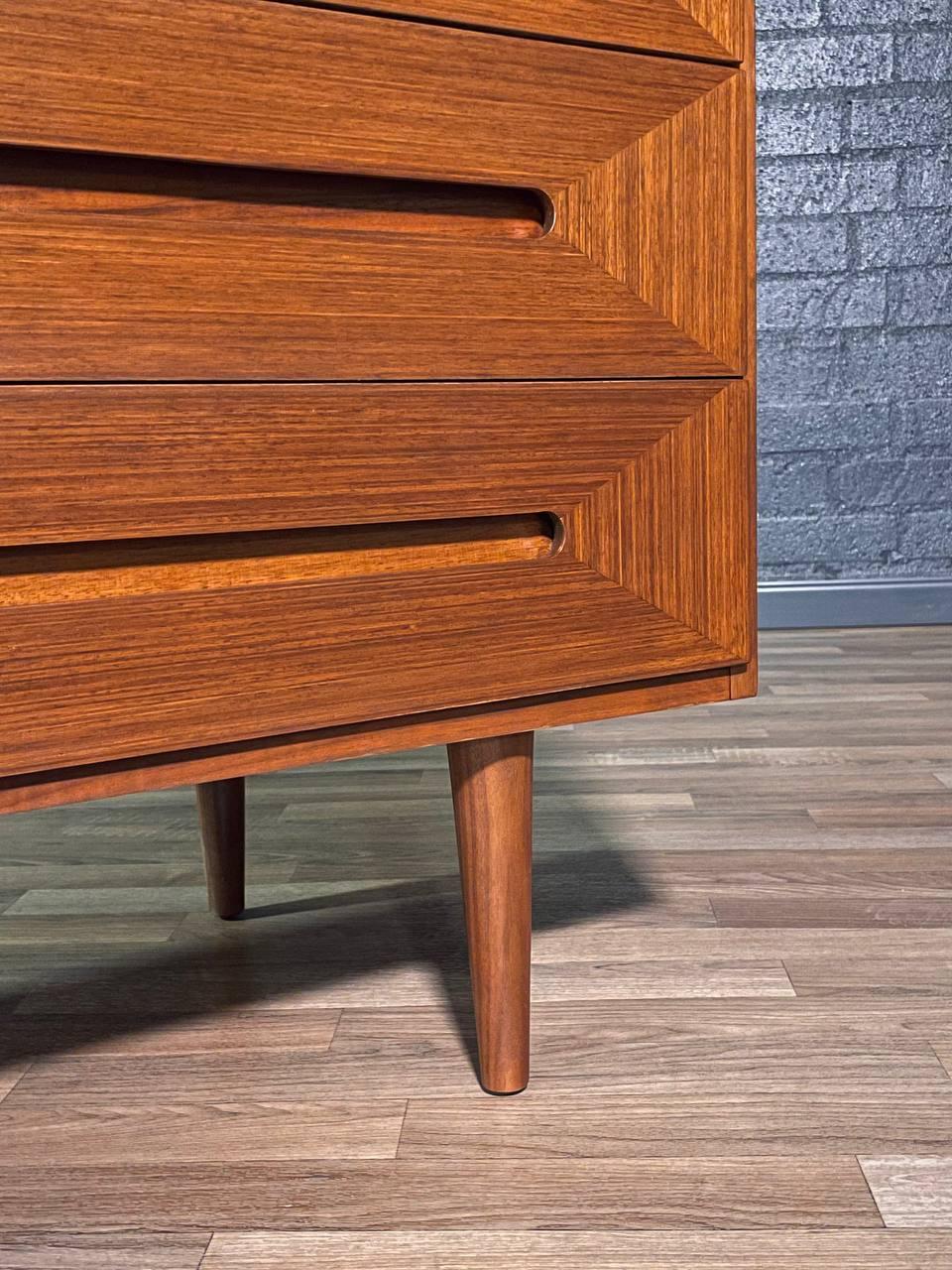 Appena rifinito - Comò Highboy in noce Merton Gershun in vendita 1