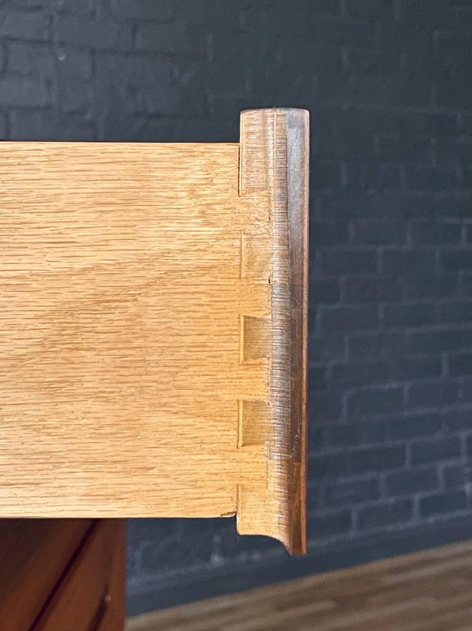 Appena rifinito - Comò Highboy in noce Merton Gershun in vendita 2