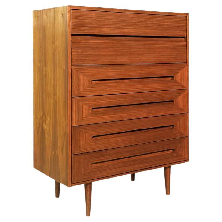 Appena rifinito - Comò Highboy in noce Merton Gershun in vendita