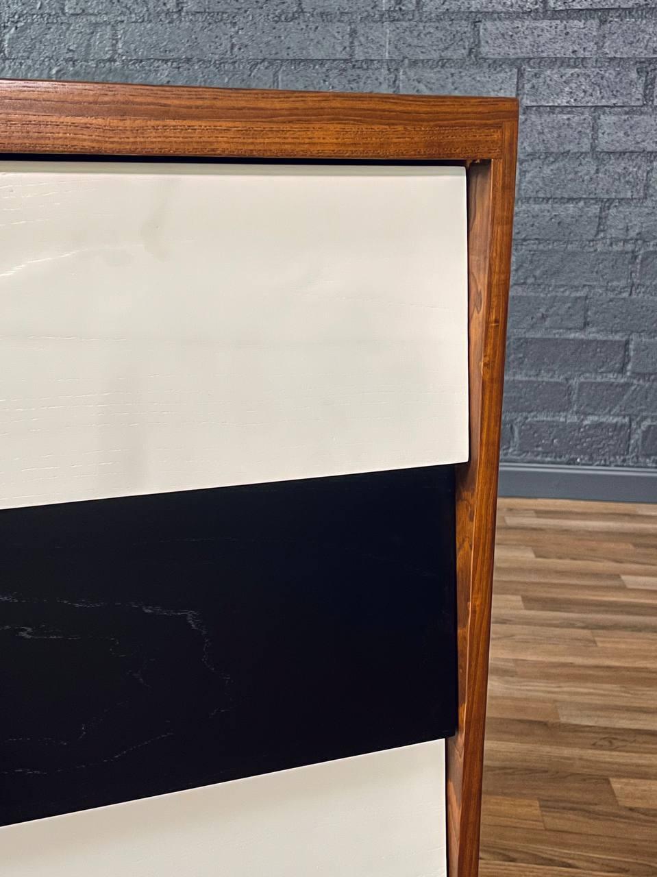 Recién Acabada - Cómoda de 3 Cajones Moderna Californiana de Mitad de Siglo en Dos Tonos en venta 3