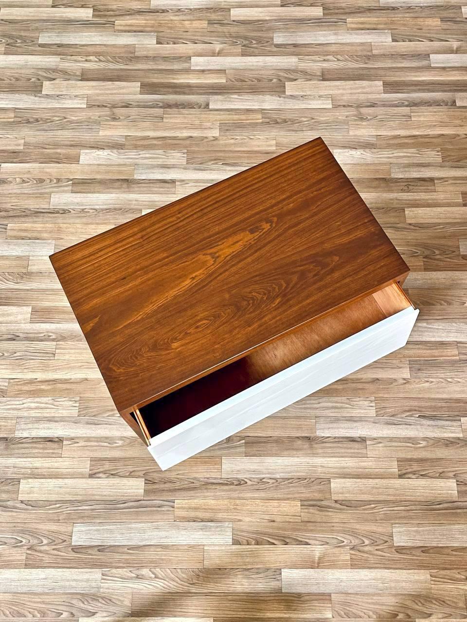 Recién Acabada - Cómoda de 3 Cajones Moderna Californiana de Mitad de Siglo en Dos Tonos en Excelente estado para la venta en Los Angeles, CA